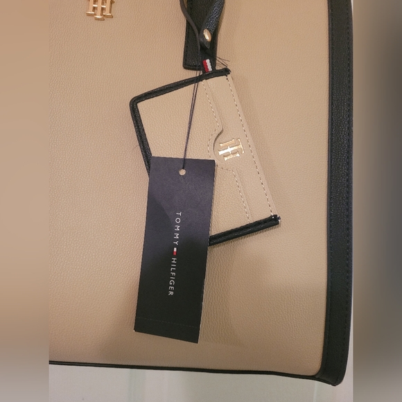 Tommy Hilfiger Tote - Picture 10 of 16